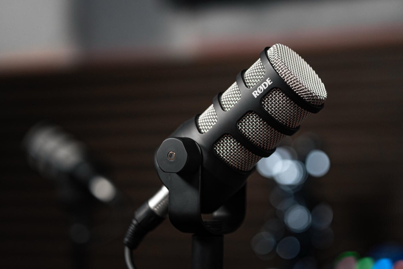 Detail podcastového mikrofónu RØDE PodMic v nahrávacej miestnosti Grindcast Studio