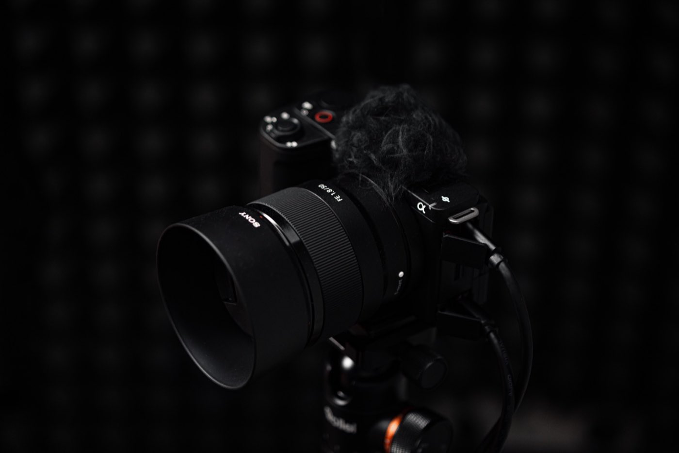Kamera Sony s objektívom FE 50 mm a smerovým mikrofónom, pripravená na natáčanie podcastu