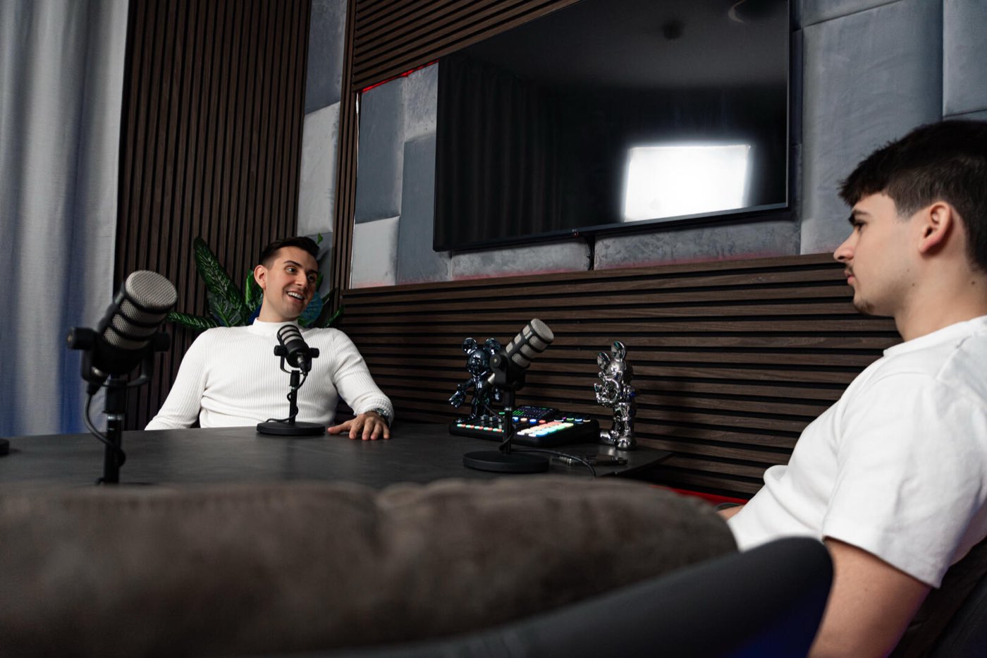 Pohľad na sedenie a scénu v podcastovom štúdiu