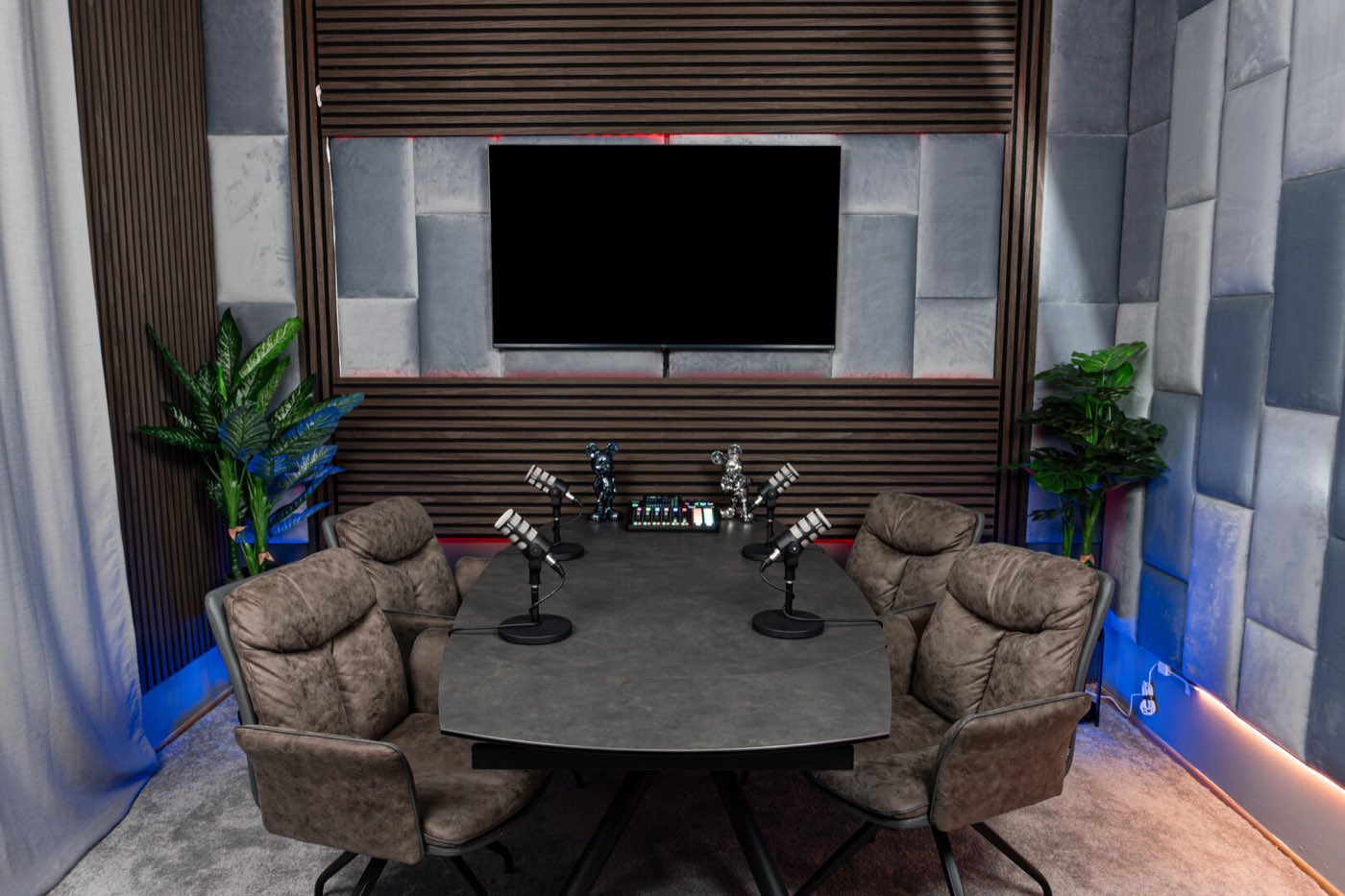 Nahrávací priestor Grindcast Studio s profesionálnym osvetlením a kamerami